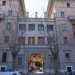 Ci dirigiamo allora sul lungomare per andare ad ammirare la facciata del particolare condominio. In realt i palazzi dell'Incis sono due, realizzati tra il 1930 e il 1934 su progetto dellingegnere Domenico Minchilli. Il primo, con sfumature rosa si sviluppa su cinque piani e in due corpi simmetrici collegati da un terzo centrale in cui si apre lingresso con un arco ellittico (foto di Gennaro Gargiulo)